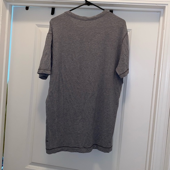 Men’s Lululemon Top - Picture 2 of 3